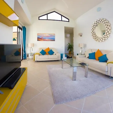Villa Immaculate 3-bed In Playa Blanca Bv18
